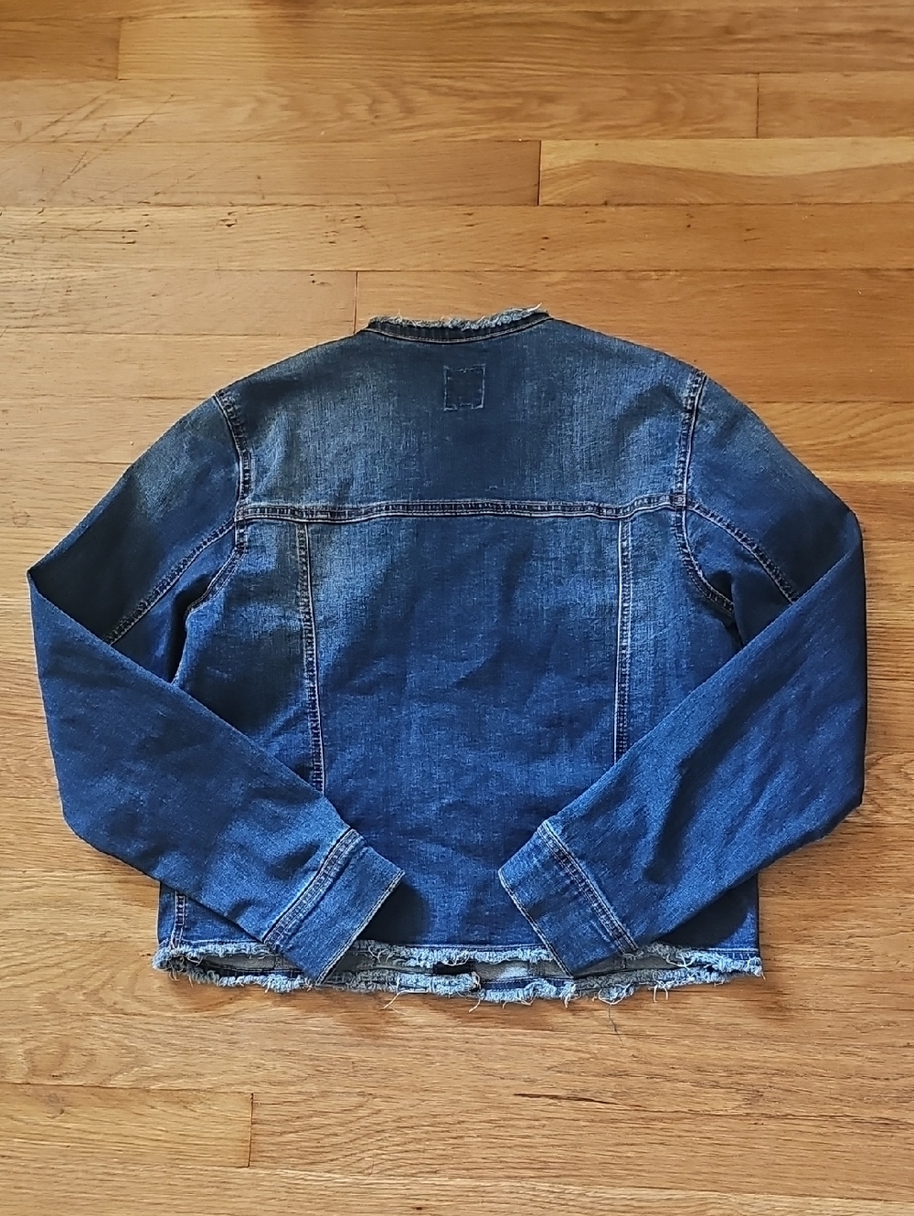 Kensie Jeans Frayed Neckline & Hem Faded Blue Denim Jean Jacket Women's Medium - Picture 6 of 13
